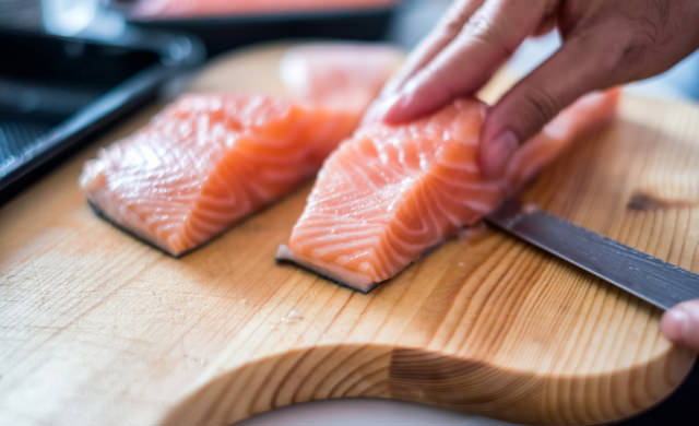 迷ったらチェック 魚の正しい冷凍方法 切り身の保存 賞味期限 解凍のコツまで ほほえみごはん 冷凍で食を豊かに ニチレイフーズ