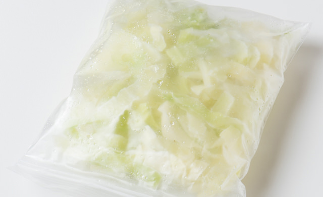 冷凍したキャベツが密閉保存袋写真に入った写真