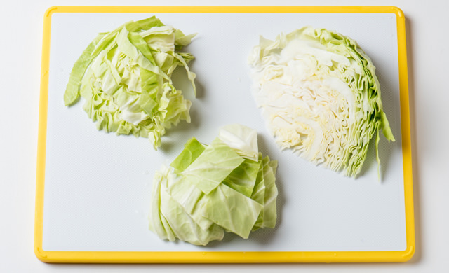 細切り、ざく切り、くし型切り、用途別に切ったキャベツの写真