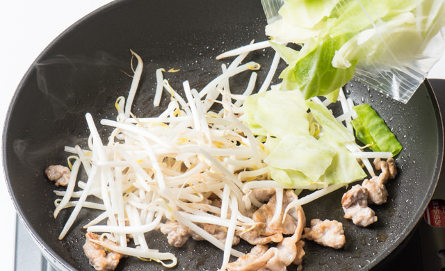 フライパンに冷凍キャベツを入れて炒めている写真