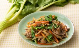 セロリの葉を捨てないで！サッと加熱で食べやすい簡単レシピ