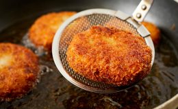 もう破裂しない! 冷凍コロッケのレシピと揚げ方のコツ