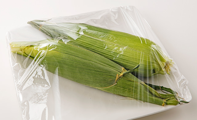 とうもろこしの保存】皮つきのまま冷凍すれば鮮度を1カ月キープできる | ほほえみごはん-冷凍で食を豊かに-|ニチレイフーズ