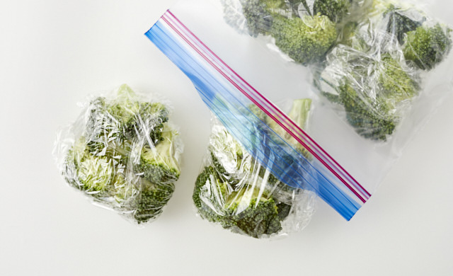 冷凍用保存袋にブロッコリーが入っている写真