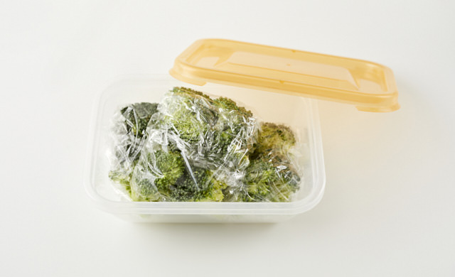 冷凍用保存容器にブロッコリーが入っている写真