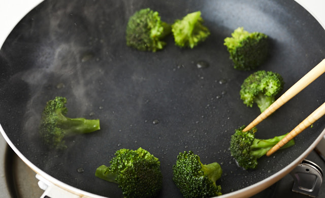 冷凍ブロッコリーをフライパンで炒めている写真