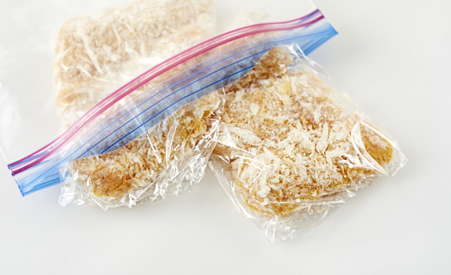 ささみフライを冷凍用保存袋に入れている写真