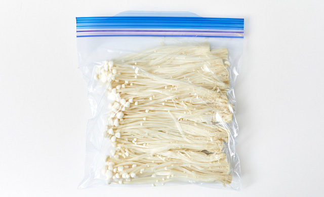 えのきだけの冷凍】まずい！？のは水分が原因。美味しさ保つプロの保存法 | ほほえみごはん-冷凍で食を豊かに-|ニチレイフーズ