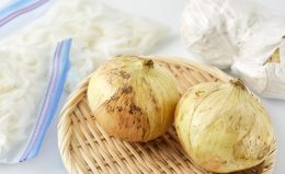 【新玉ねぎの保存方法】冷凍など日持ちする方法を紹介！