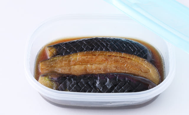 冷凍保存容器に入れたなすの焼き浸しの写真
