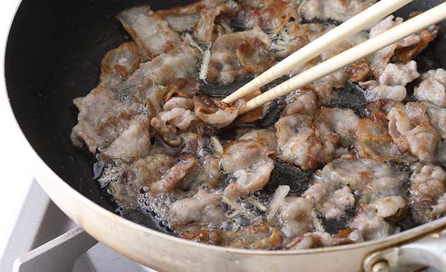 炒めて焦げ目のついた豚バラ肉の写真