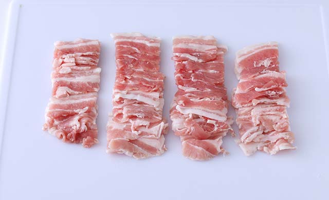 切った豚バラ薄切り肉の写真
