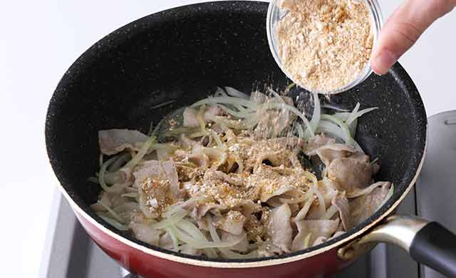 具材に小麦粉とカレー粉を加えている写真