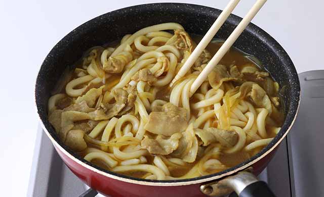 麺をほぐしている写真