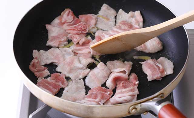 フライパンで生姜・豚肉を炒めている写真