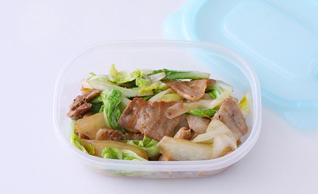 冷凍用保存容器に入れた白菜と豚肉の甘辛炒めの写真