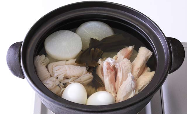 つゆと大根・卵・結びしらたき・結び昆布・手羽中ハーフを入れた鍋の写真