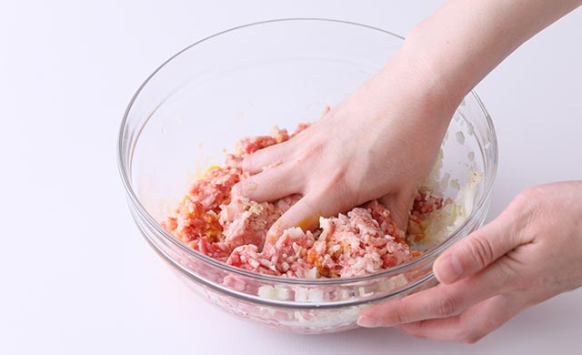 ボウルの中で肉ダネを混ぜている写真