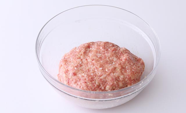 ボウルの中でひとまとめになった肉ダネの写真