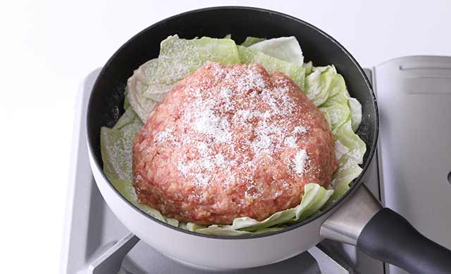 キャベツの上に肉ダネをのせ、小麦粉をふった写真