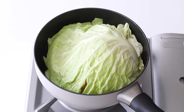 肉ダネの上にカットしていないキャベツの葉を被せた写真