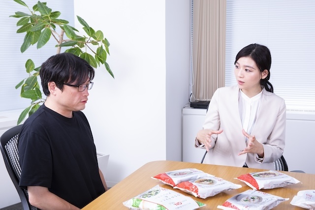 ライター・パリッコと石坂さんが話している様子
