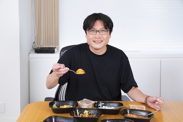 実食レビューをするライター・パリッコ