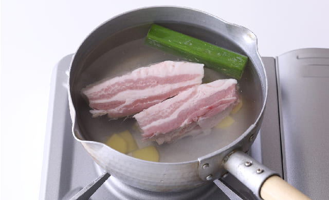 豚バラブロックと香味野菜が入った鍋の写真