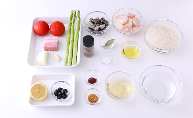 フライパンで作るパエリアの材料の写真