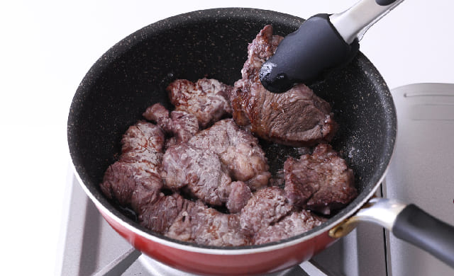 焼き色がついた牛肉の写真