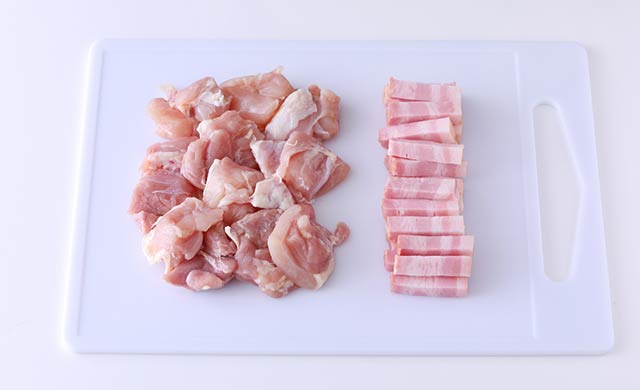 切られた鶏肉・ベーコンの写真