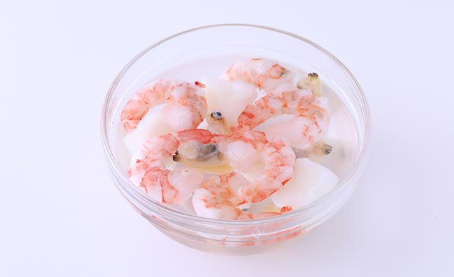 ボウルに入った塩水とシーフードミックスの写真