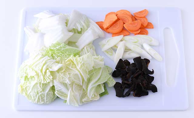切られた野菜ときくらげの写真