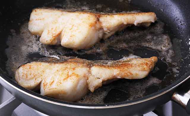 裏返したたらを焼いている写真