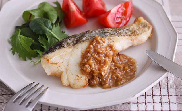 バター醤油ソースがかかったたらのムニエルの完成写真