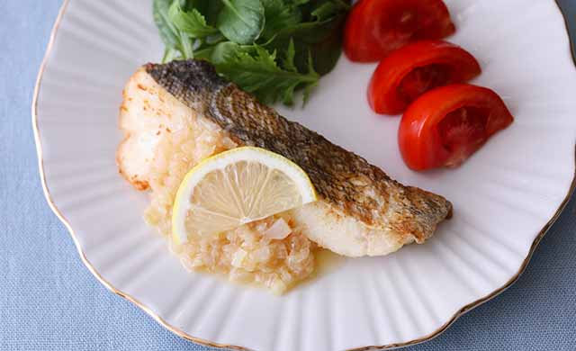 レモンバターソースがかかったたらのムニエルの完成写真