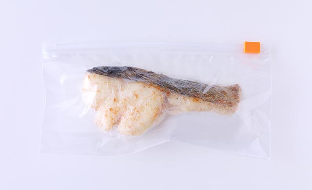 ラップに包み、冷凍用保存袋に入れたたらのムニエルの写真