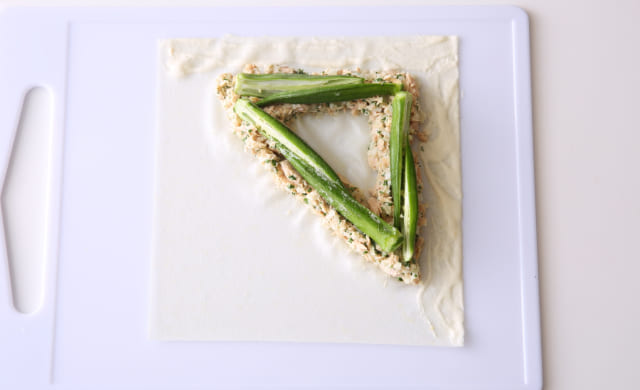 春巻きの皮にツナ、オクラをのせている写真