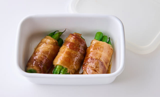 保存容器に入ったいんげんおかずの写真