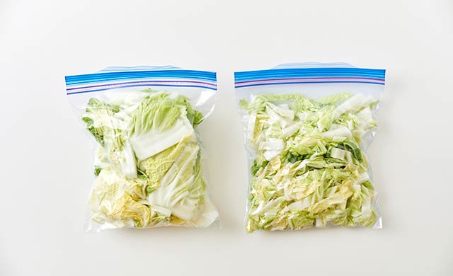 冷凍用保存袋に入れた白菜の写真