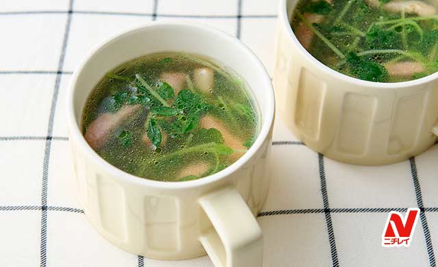 豆苗とベーコンのコンソメスープの写真