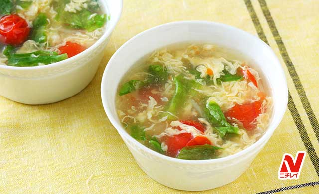 レタスとトマトのスープの写真