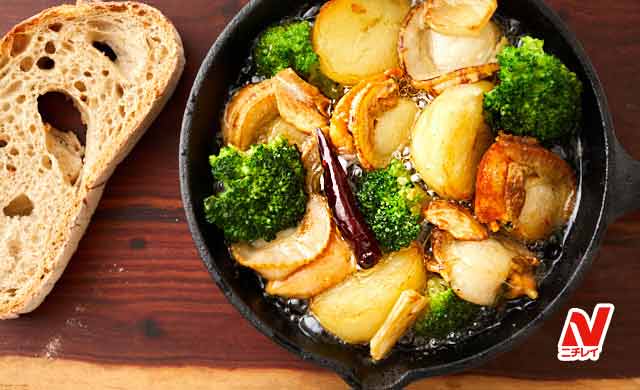 ホタテとブロッコリー、じゃがいものアヒージョの写真