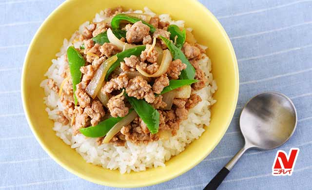 豚ひき肉とピーマンのオイスター炒め丼の写真