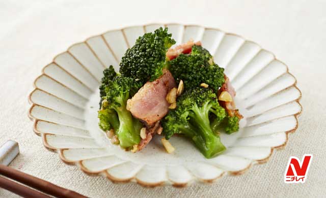 冷凍ブロッコリーとベーコンの炒め物の写真