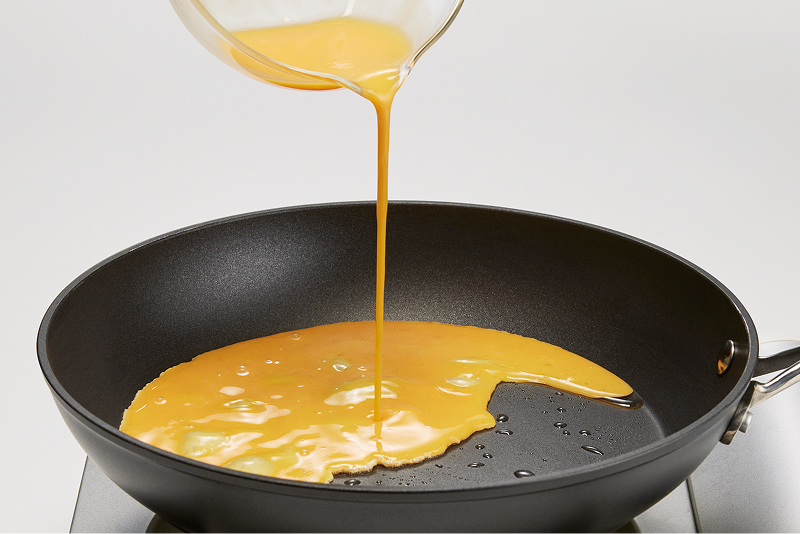 ステップ2 卵を入れ、半熟状に炒めます。