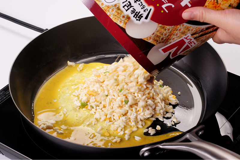 ステップ3 冷凍のままの『おうち炒め炒飯』を加え、火が通ったらできあがり。